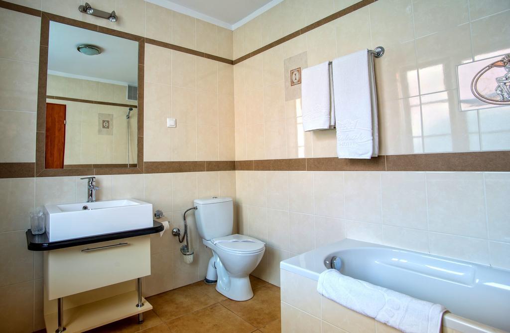 Hotel Adalbertus Гнезно Номер фото